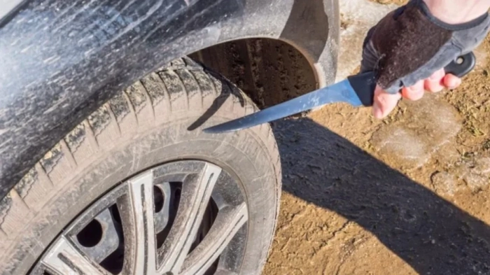 Чупиха фарове и рязаха гуми на автомобили в Дупница, има задържан