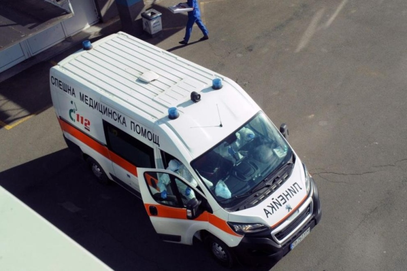 18-годишен младеж се удари с колата си в бетонна стена в Сандански, пострада тийнейджърка