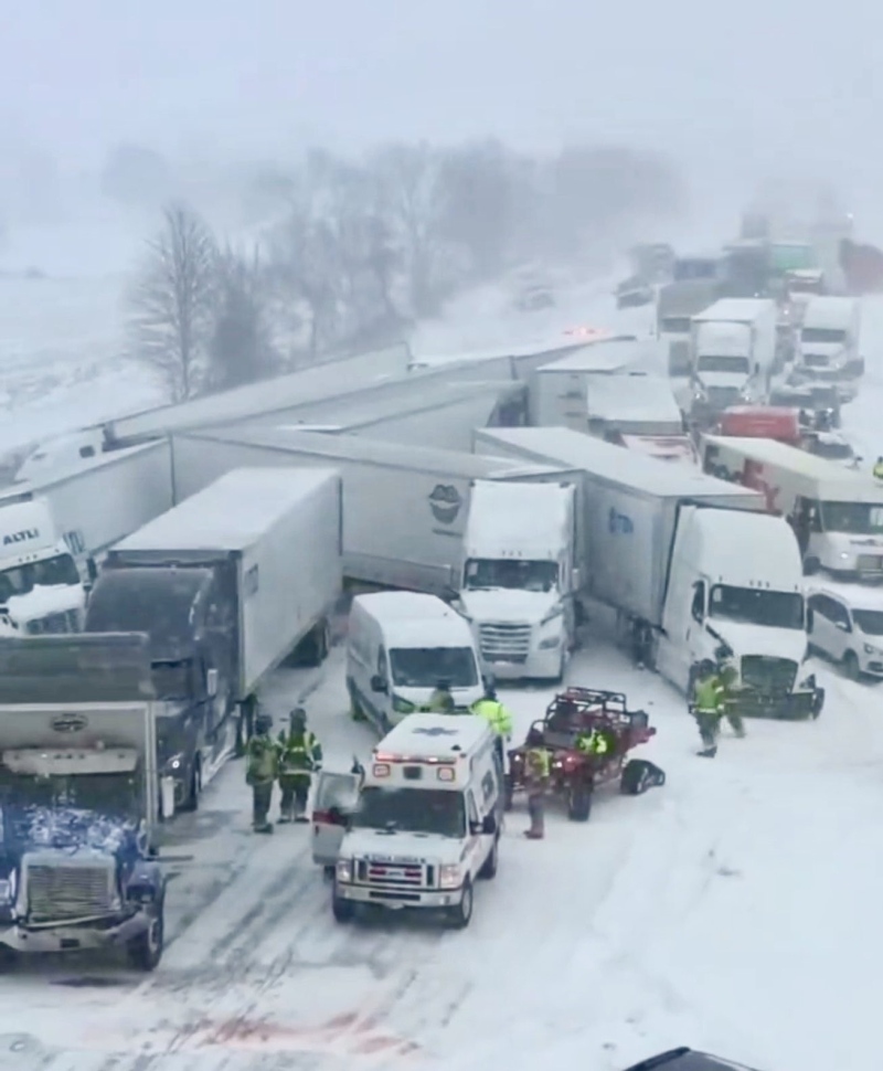 Ад на пътя: Верижна катастрофа с над 100 коли и камиони в Мичиган
