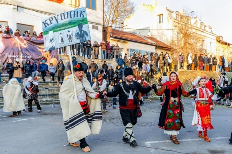 С енергични танци и пищни костюми кукерите от Крупник обраха овациите в Радомир