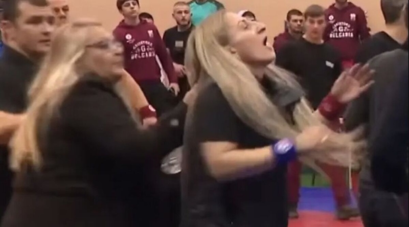 Скандал на държавното по борба! Съдийка от Кюстендил укроти с юмрук агресивен състезател, майка му скочи да я скубе