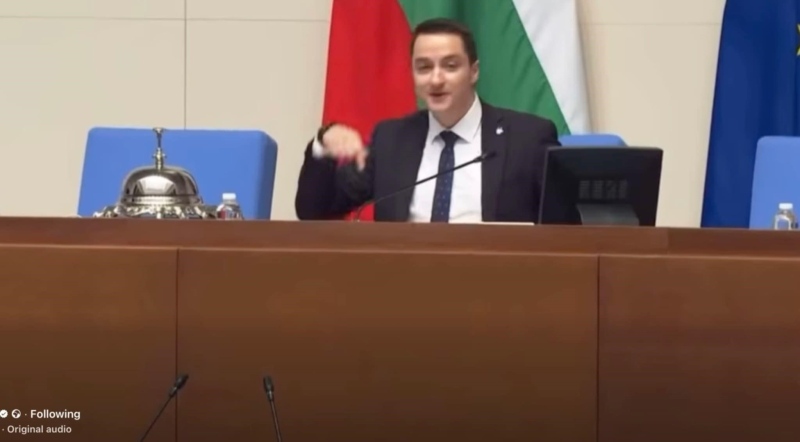 Явор Божанков опита да „председателства“ Народното събрание, квестор го свали от трибуната 