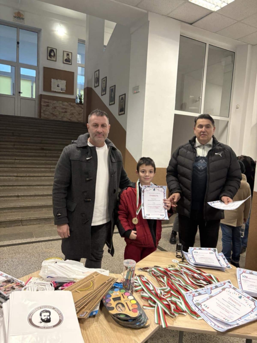 Димитър Кечев от Дупница блестящ на Коледното математическо състезание