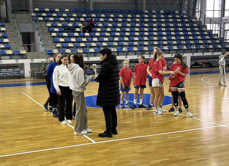 Наградиха победителите в общинските ученически игри по баскетбол в Самоков