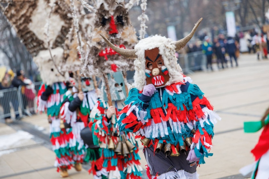 Хиляди ученици от Перник и региона гонят злото на „Сурвакариада“