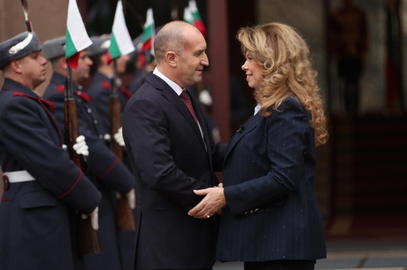 Румен Радев напусна президентството, Йотова е първата жена президент на страната