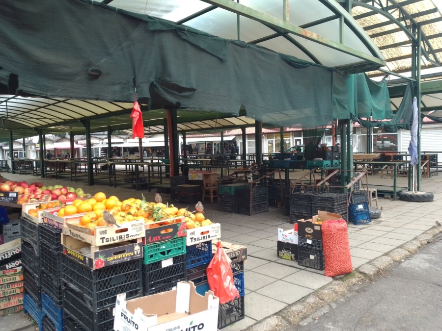 Кооперативният пазар в Дупница опустя, търговци: Студът ни притеснява, с еврото се оправяме