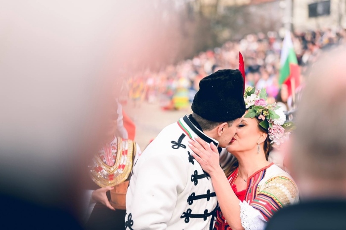 Влюбени сурвакари вдигнаха първата сватба в историята на Сурва в Перник