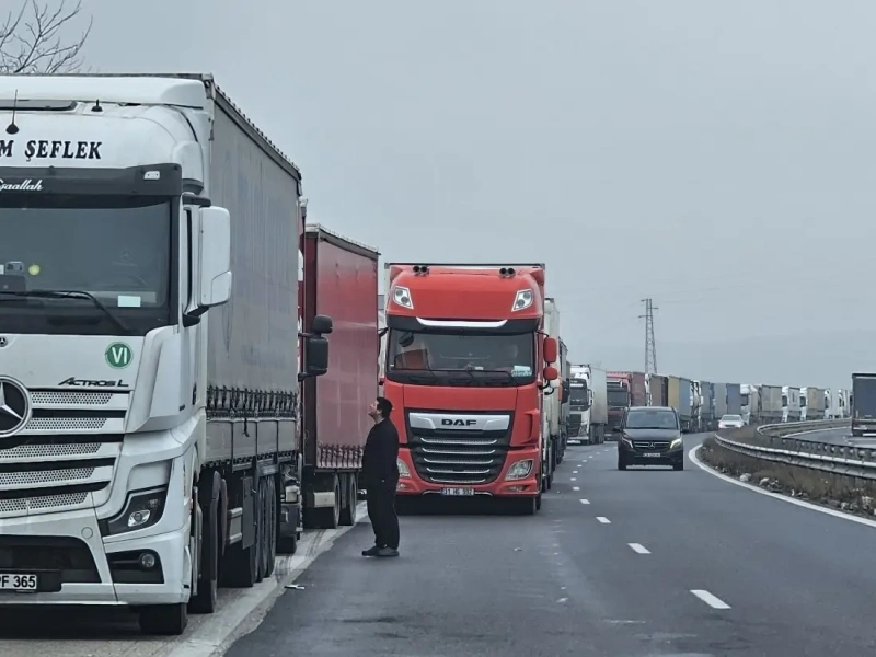 Около 15 километра колона от тирове чака пред \