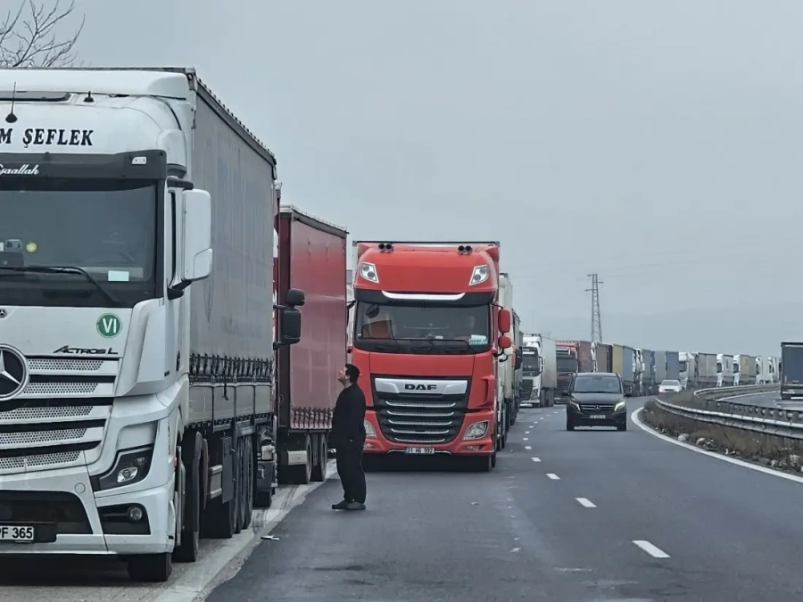 Около 15 километра колона от тирове чака пред \