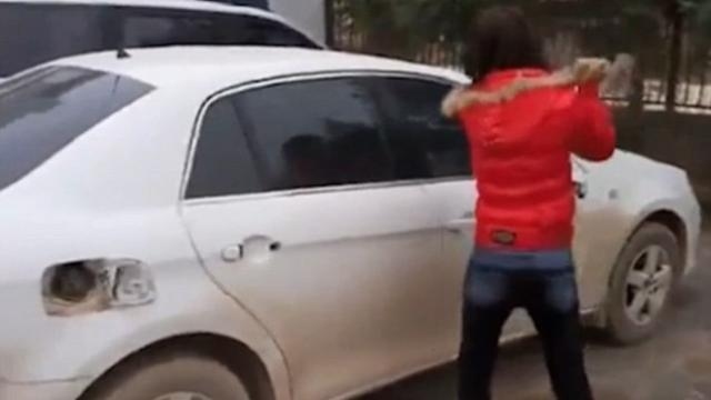 Жена от Брезник изпадна в амок и потроши предното стъкло от колата на съпруга си