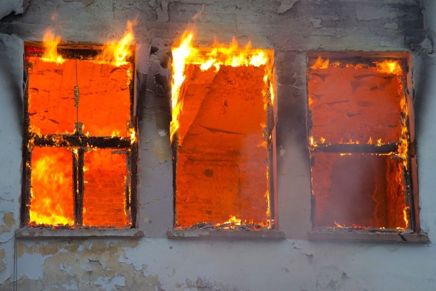 Неописуема трагедия в Липница: Покрив се срути върху бебе, докато близначката му издъхва в ръцете на спасителите