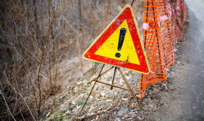 Паднали скали затрудняват движението на пътя Дамяново-Мелник