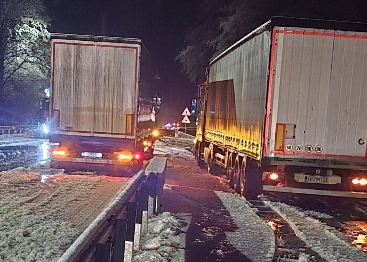 Ограничиха движението за камиони по пътя между Разлог и Симитли през прохода „Предел“, паднали са камъни при Кресненското дефиле