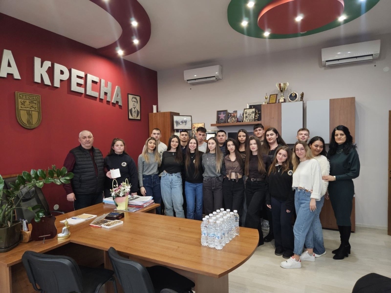 Випуск 2026 в Кресна покани кмета на „Бал на пътешествениците“, той им подари екскурзия