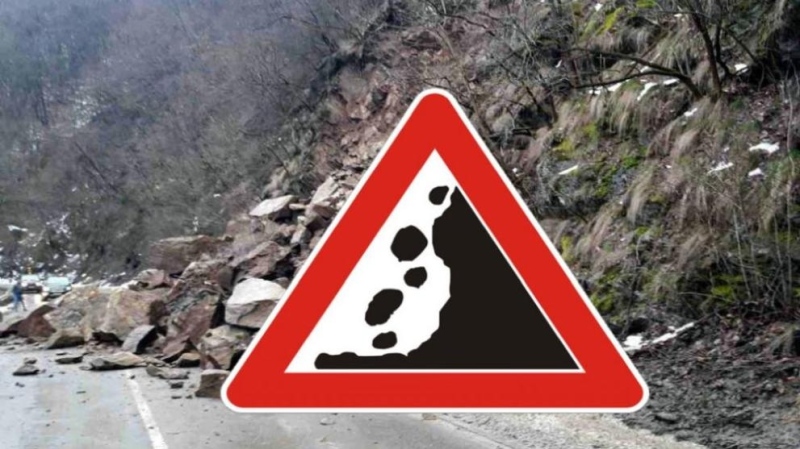 Внимавайте по пътя Кресна-Кулата, свлачище променя трафика