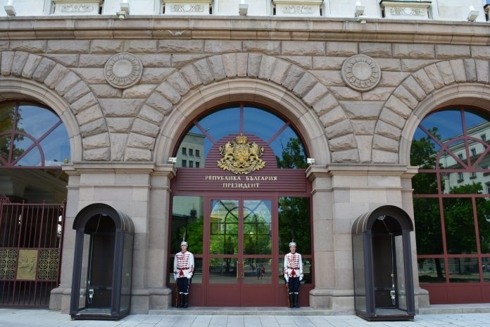 Консултациите за служебен премиер продължават и днес