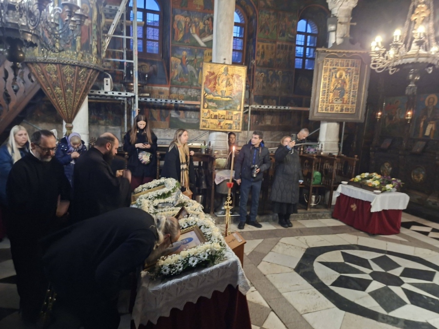 С молитви за утеха! Вярващи в Благоевград сведоха глави пред православни светини от Гърция