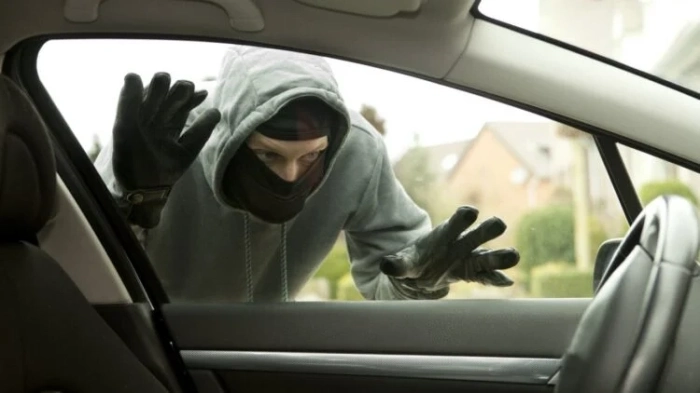 Крадец видя незаключена кола и остави самоковка без халати и бельо