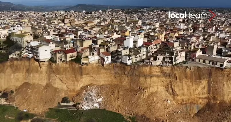 След свлачище: Град в Сицилия - на ръба на голяма пропаст (видео)