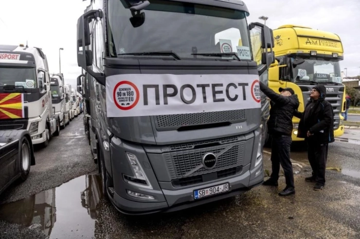 Преустановено е пропускането на камиони през западната ни граница