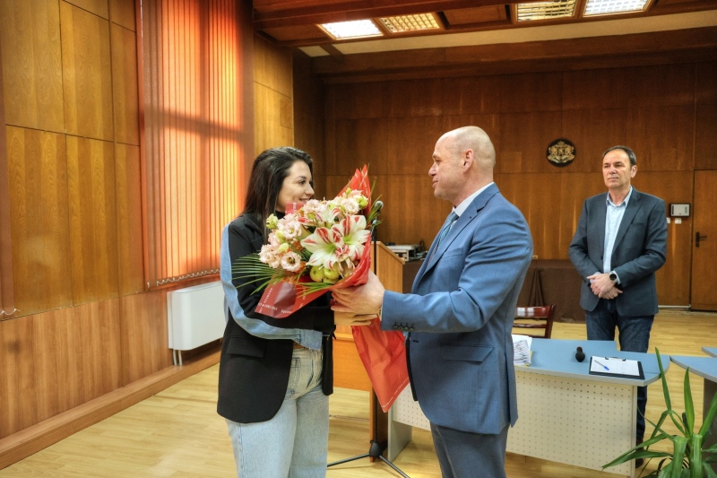 Общинският съвет в Банско откри годината с аплодисменти за параолимпийската шампионка Стела Янчовичина