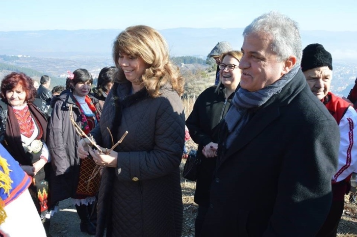 Президентът Йотова ще гостува на празника на виното и ще участва в обредното зарязване на лозята в село Делчево