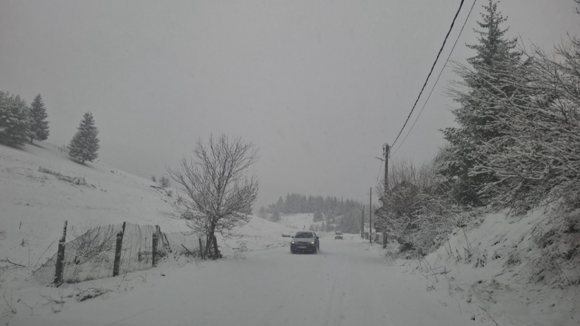 България в капана на зимата, пътнически автобус остана блокиран с часове в Монтанско