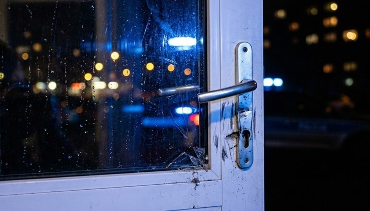 Перничанин нахлу с вратата и изпотроши апартамента на бившата си