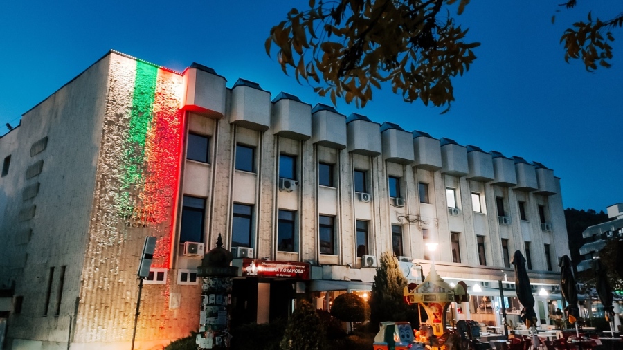 Мъж троши врати и прозорци на читалище „Зора” в Дупница