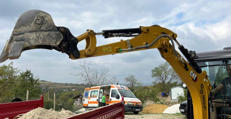 Работник на ВиК-Благоевград се размина на косъм, след като пропадна в дупка по време на ремонт