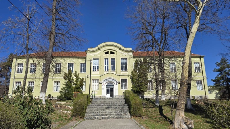 СУ „Неофит Рилски“ в Долна баня търси снимки от архивите по повод 175-годишнината си