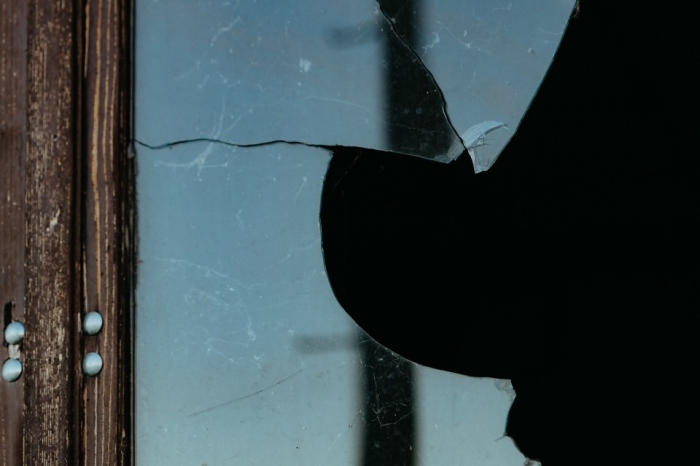 Прибраха в ареста мъж от Сандански, трошил прозорци на съсед