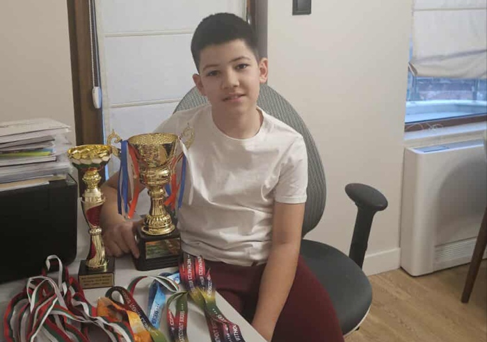 Алек Миланов от Дупница – момчето, което търси логиката зад задачите