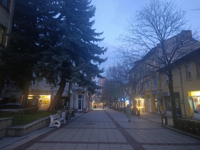 Търговци от Дупница настояват за светлинка в мрака