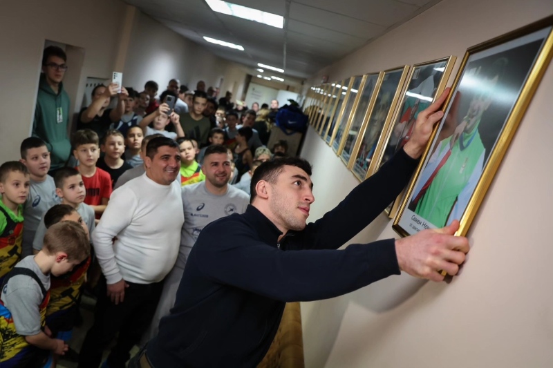 Олимпийският шампион Семен Новиков изгря на Стената на славата на пернишката борба