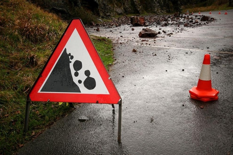 Свлачище затвори пътя от Банско за с. Кремен