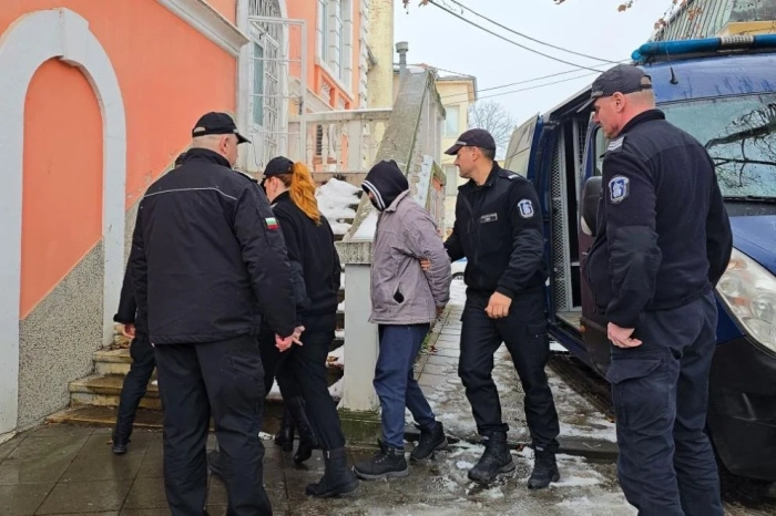 Обвиняемата за мъченията над животни твърди, че била принудена да извършва тези действия