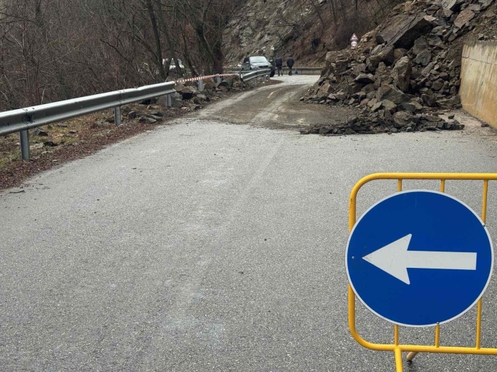 Частично възстановено е движението по пътя за село Кремен