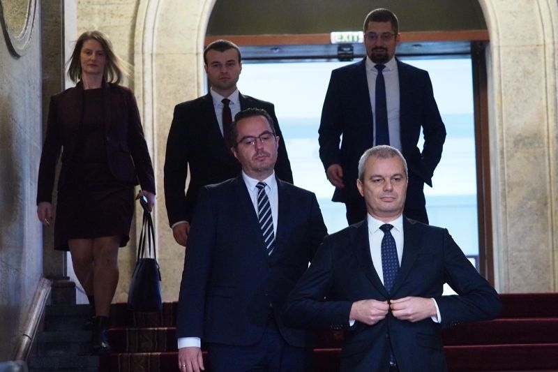 След 11-часови дебати, десетки обвинения и два филибастъра НС финално реши: Секциите в извън ЕС стават 20