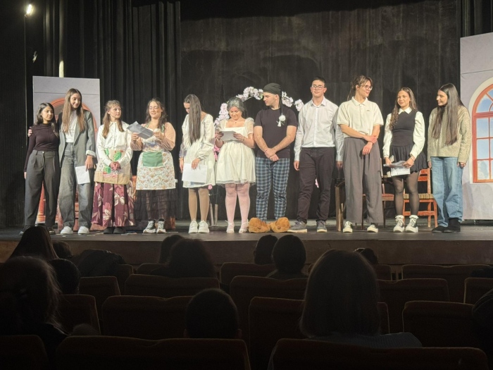 Ученици от СЕУ „Св. Паисий Хилендарски“ с аплодисменти за пиеса на испански