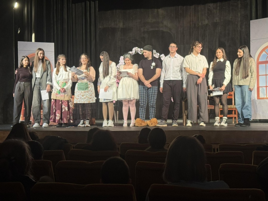 Ученици от СЕУ „Св. Паисий Хилендарски“ с аплодисменти за пиеса на испански