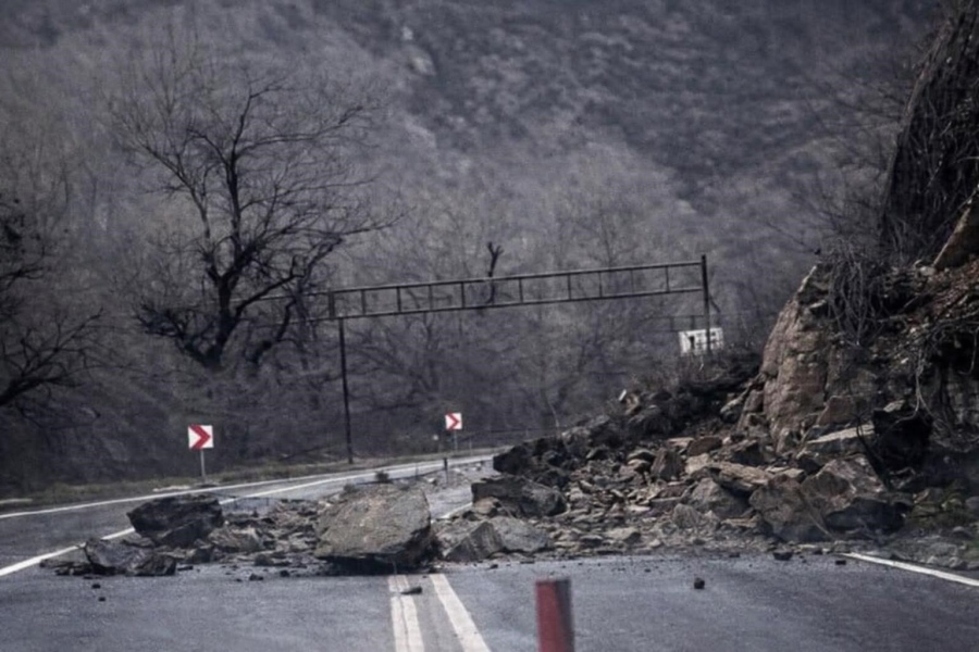 Кърпят положението в Кресненското дефиле, по-сериозни ремонти чак напролет