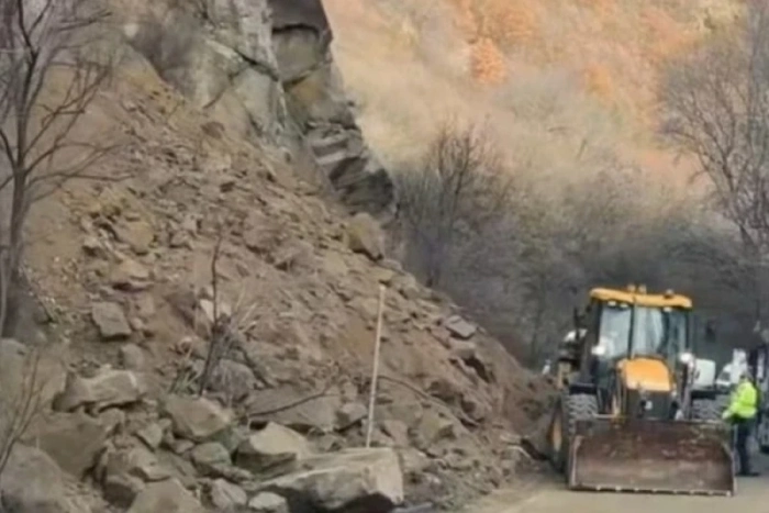 Свлачища затрудняват движението в  Кресненското дефиле