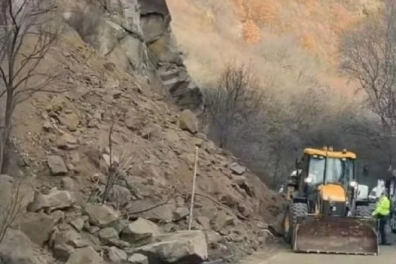 Свлачища затрудняват движението в  Кресненското дефиле