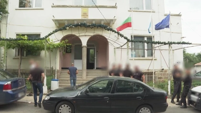 Абсурди: Кмет остава на поста си след присъда за купуване на гласове