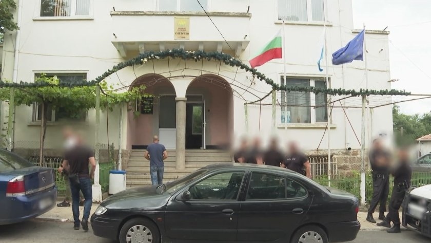 Абсурди: Кмет остава на поста си след присъда за купуване на гласове