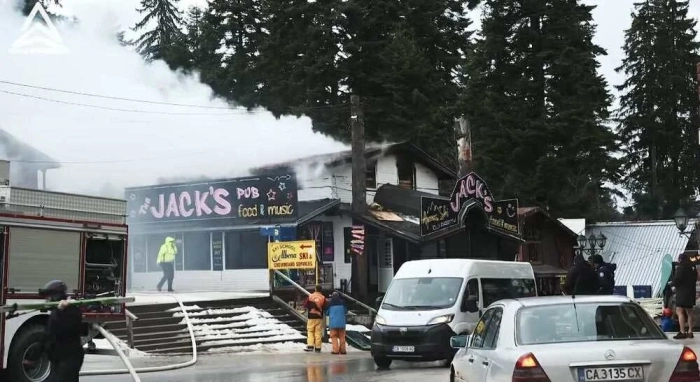 Пожар изпепели част от ресторант „Джак” в Боровец, мъж е с изгаряния по краката, 3 сгради са спасени