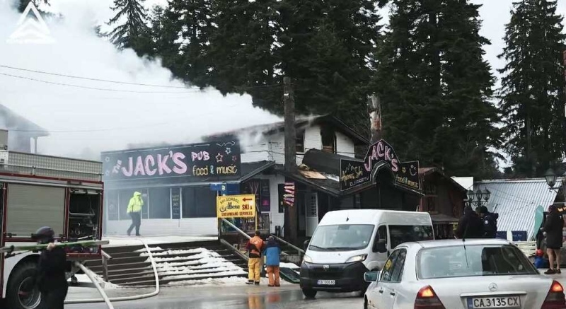 Пожар изпепели част от ресторант „Джак” в Боровец, мъж е с изгаряния по краката, 3 сгради са спасени