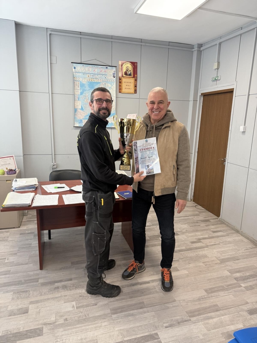 Кметът на Симитли награди талантлив фотограф за кадър от кукерския фестивал